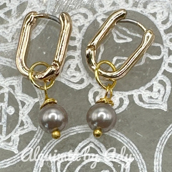Alquimia Jewelry - Alquimia Gray and Gold Earrings with Sophisticated Charm